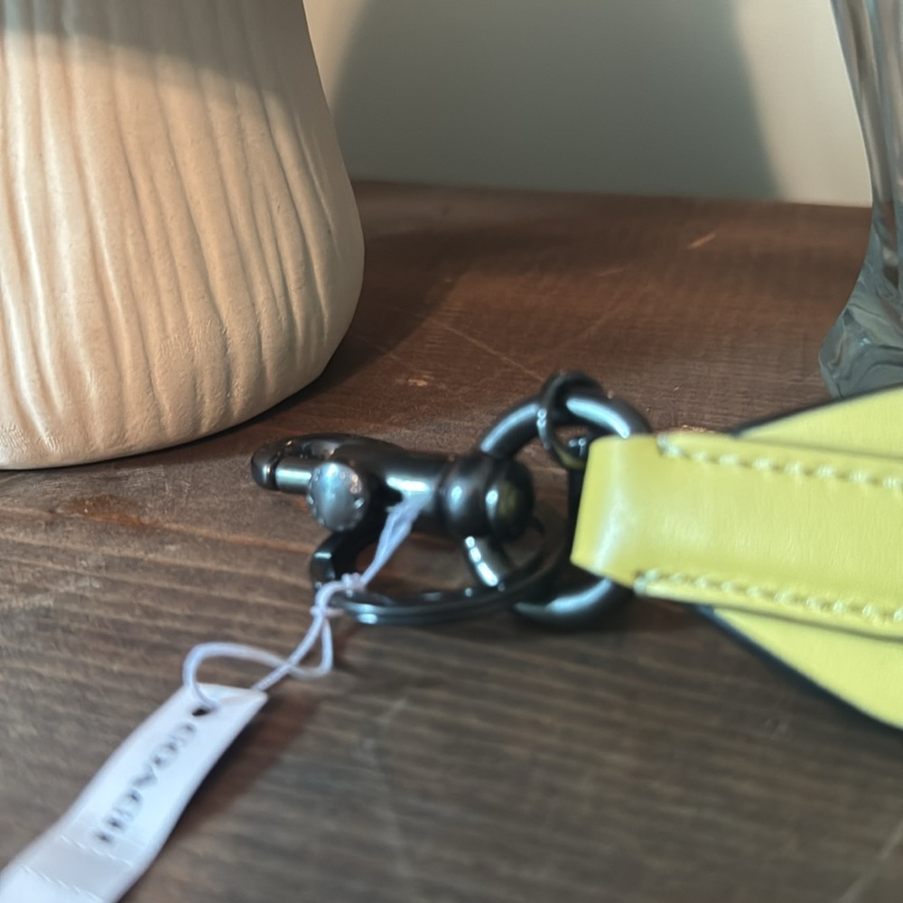 🐥🍌🍯🔅Coach Yellow key Accessory - Picture 2 of 5